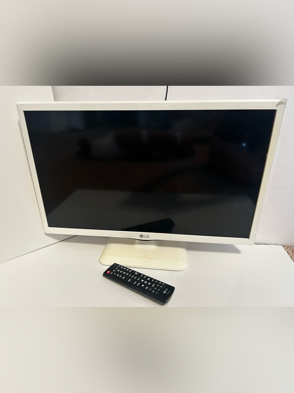 24" LG LED TV Monitor/PC Screen White 720p HDMI VGA Component LG 24LF4520